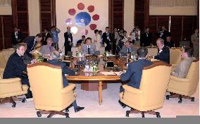 G-8 leaders hold final-day session of Okinawa summit